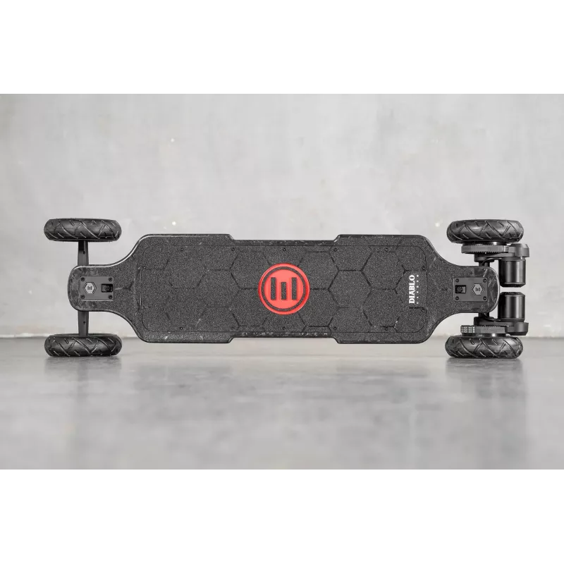 Skateboard électrique Evolve Diablo Carbon en action, avec une vitesse maximale de 50 km/h et une puissance de 7000W