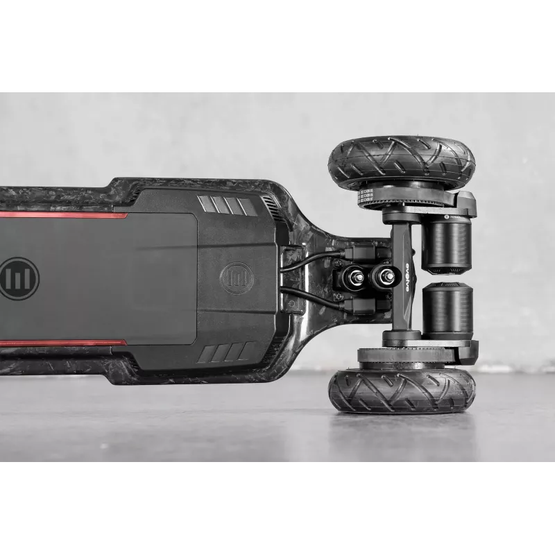 Skateboard électrique Evolve Diablo Carbon en action, avec une vitesse maximale de 50 km/h et une puissance de 7000W