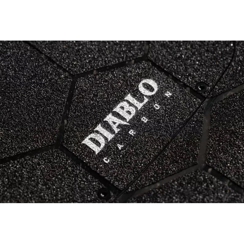 Skateboard électrique Evolve Diablo Carbon en action, avec une vitesse maximale de 50 km/h et une puissance de 7000W