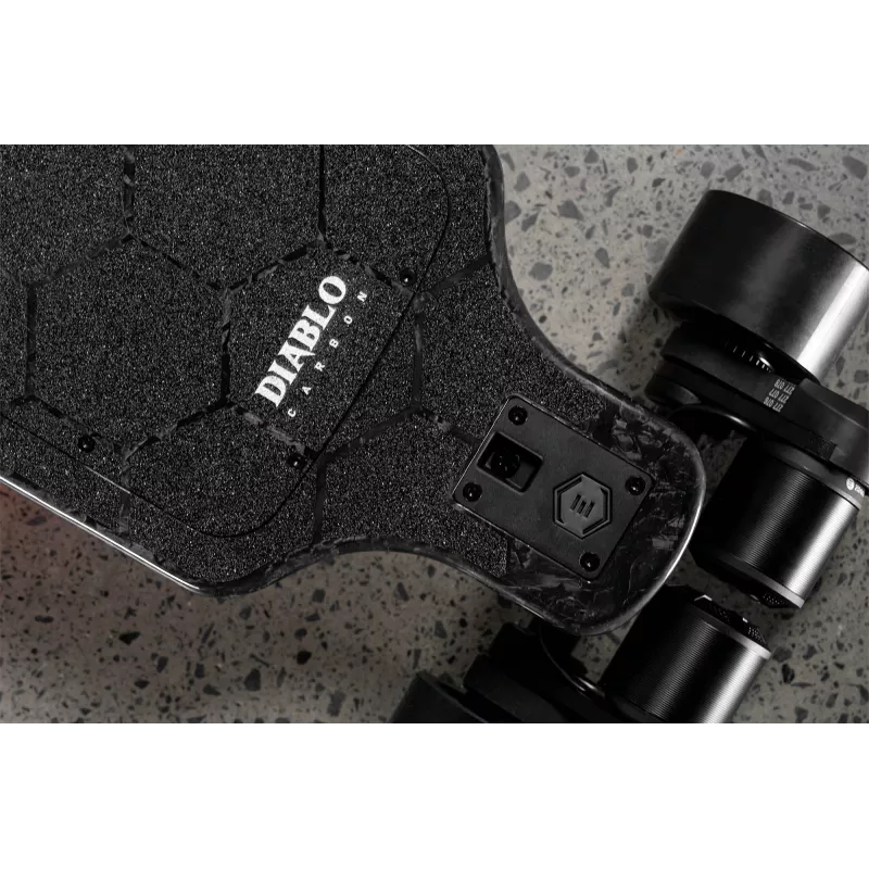 Skateboard électrique Evolve Diablo Carbon en action, avec une vitesse maximale de 50 km/h et une puissance de 7000W