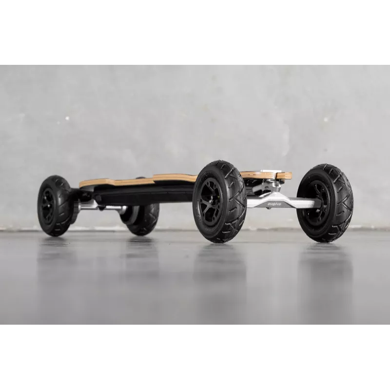 Skateboard électrique Evolve Diablo Bamboo, offrant une vitesse jusqu’à 50 km/h et une puissance de 7000W