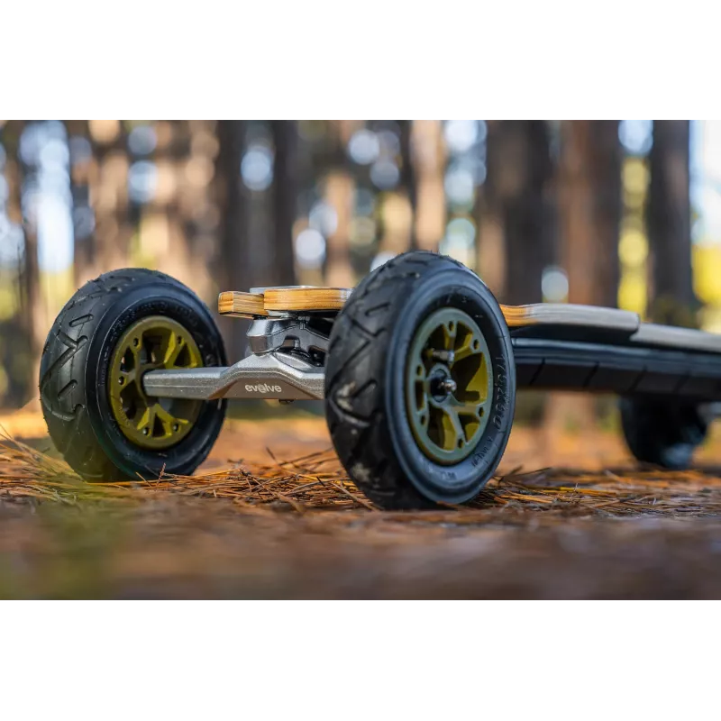 Skateboard électrique Evolve Diablo Bamboo, offrant une vitesse jusqu’à 50 km/h et une puissance de 7000W