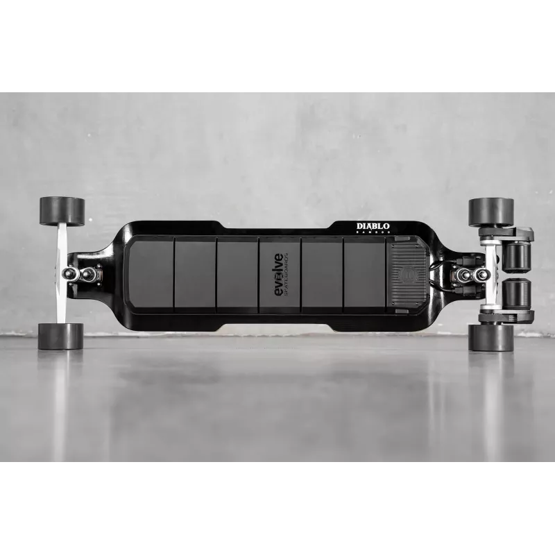 Skateboard électrique Evolve Diablo Bamboo, offrant une vitesse jusqu’à 50 km/h et une puissance de 7000W
