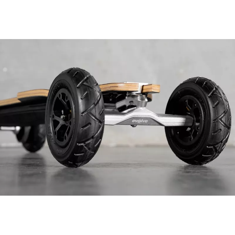 Skateboard électrique Evolve Diablo Bamboo, offrant une vitesse jusqu’à 50 km/h et une puissance de 7000W