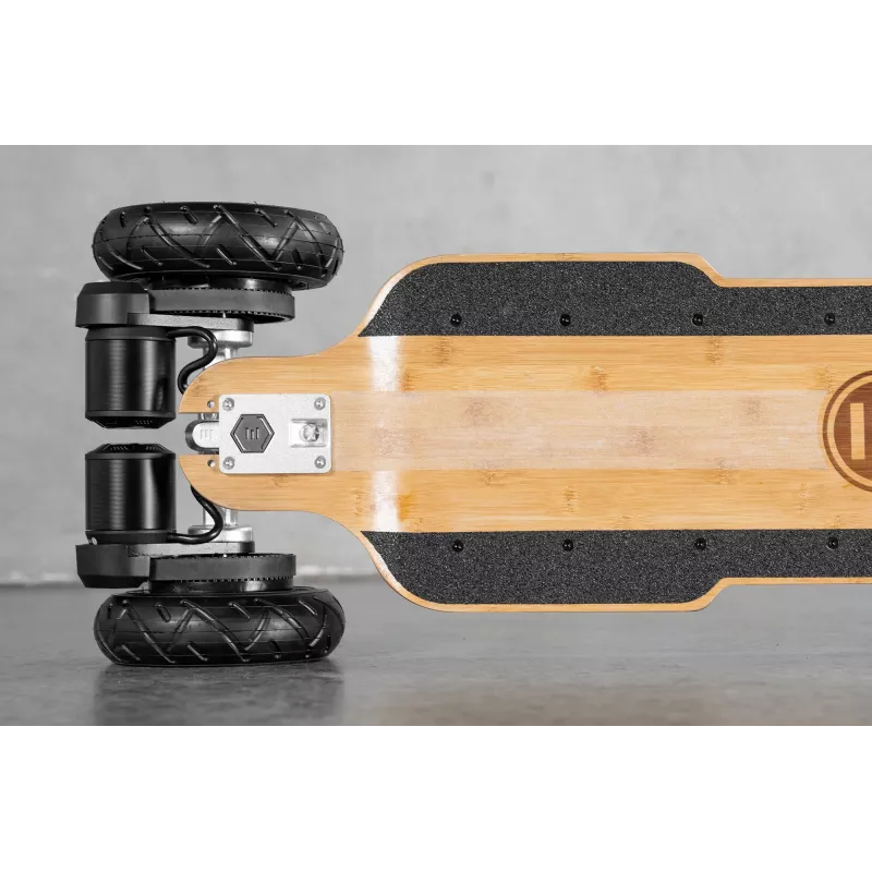 Skateboard électrique Evolve Diablo Bamboo, offrant une vitesse jusqu’à 50 km/h et une puissance de 7000W