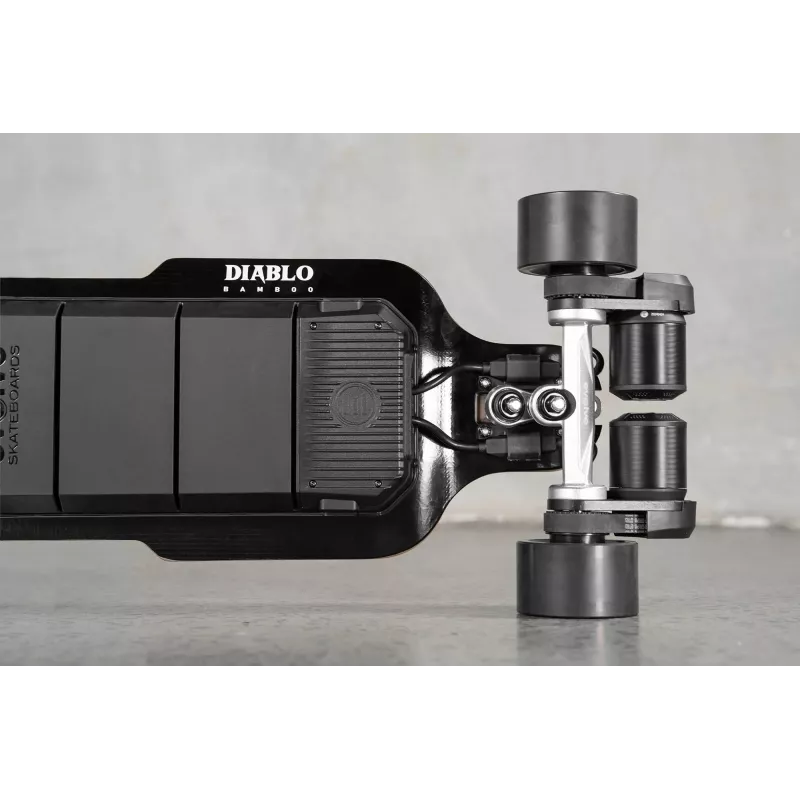 Skateboard électrique Evolve Diablo Bamboo, offrant une vitesse jusqu’à 50 km/h et une puissance de 7000W