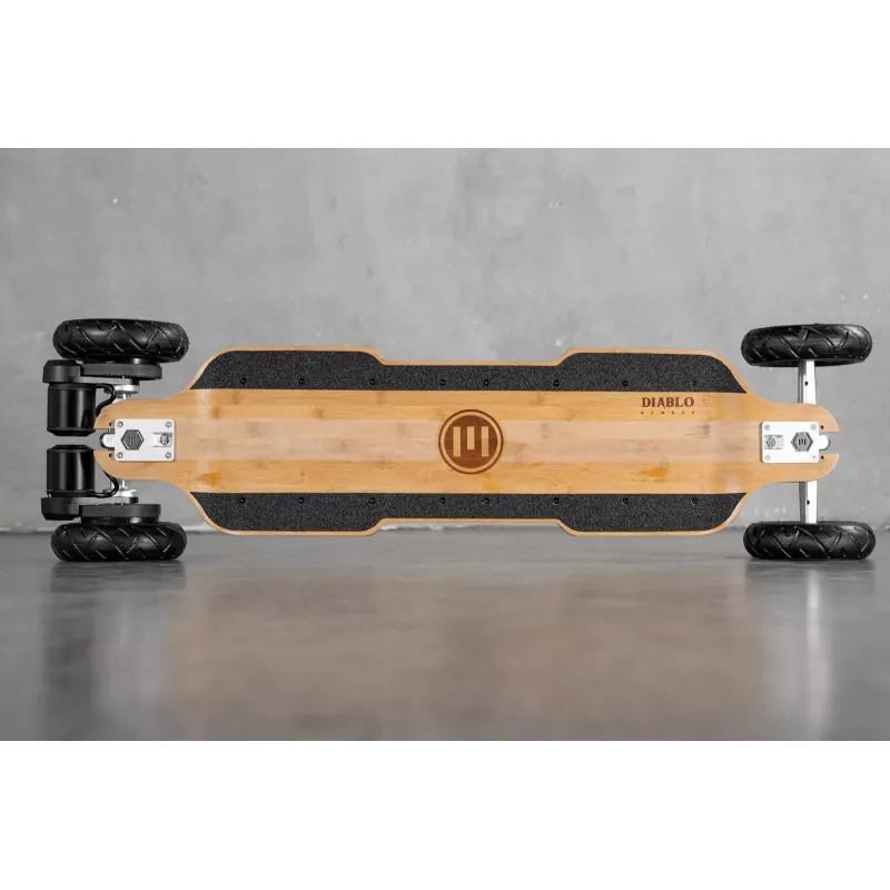 Skateboard électrique Evolve Diablo Bamboo, offrant une vitesse jusqu’à 50 km/h et une puissance de 7000W