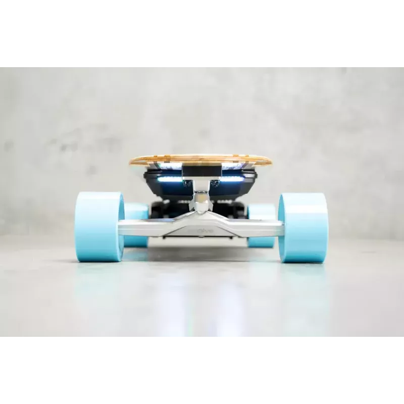 Skateboard électrique Evolve Stoke X offrant une vitesse maximale de 42 km/h et une puissance de 6000W