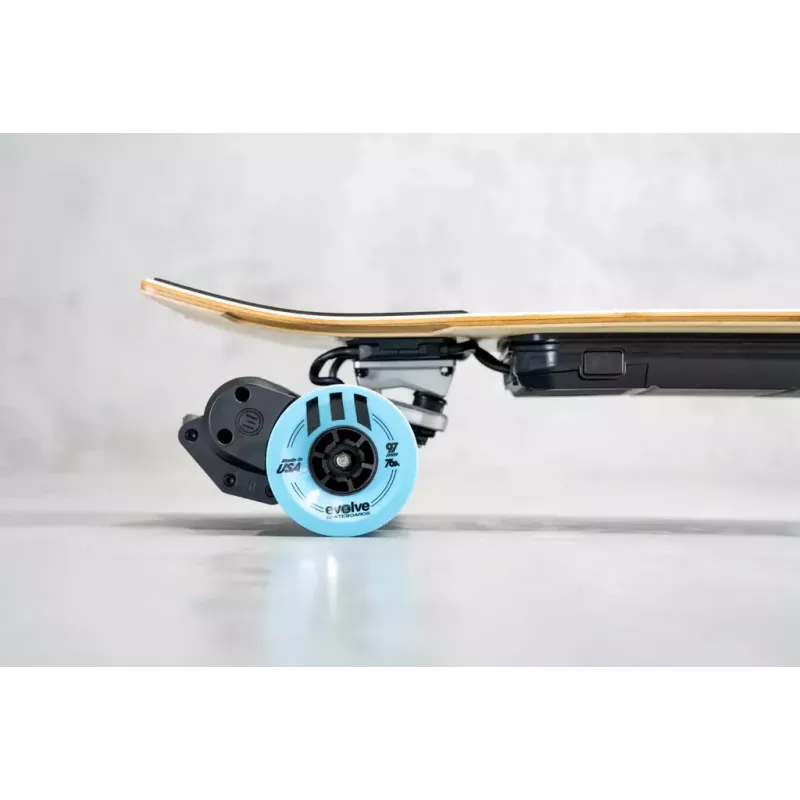 Skateboard électrique Evolve Stoke X offrant une vitesse maximale de 42 km/h et une puissance de 6000W