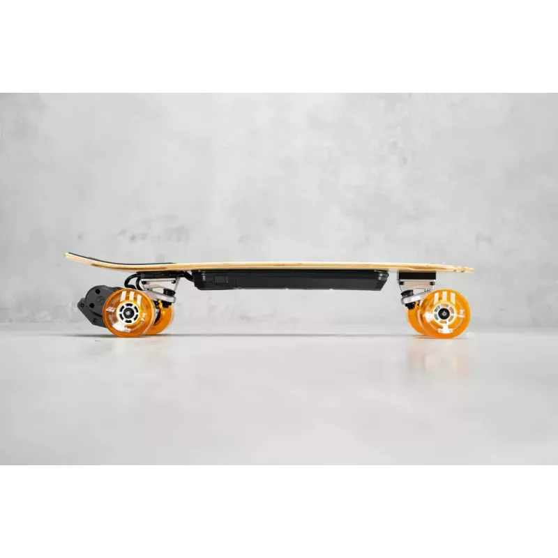 Skateboard électrique Evolve Stoke X offrant une vitesse maximale de 42 km/h et une puissance de 6000W