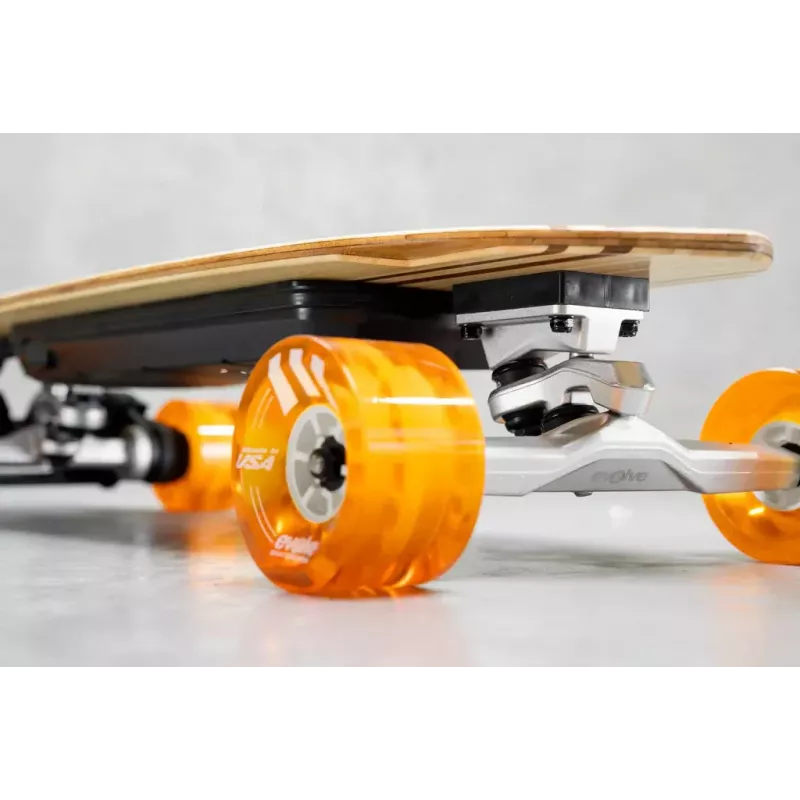 Skateboard électrique Evolve Stoke X offrant une vitesse maximale de 42 km/h et une puissance de 6000W
