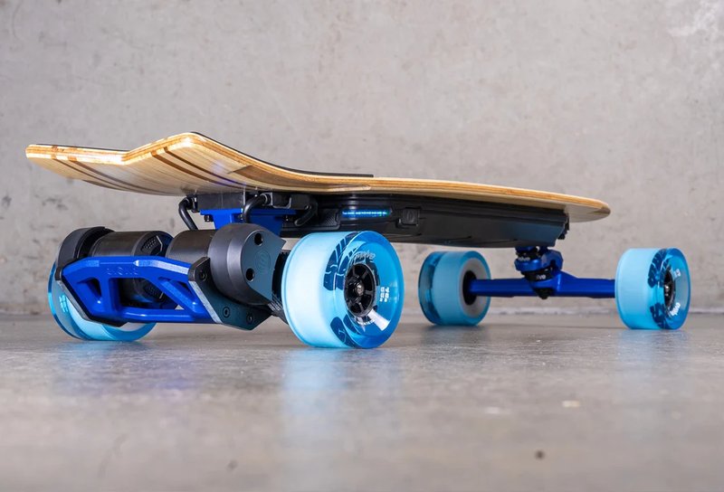 Skateboard électrique Evolve Diablo Bamboo, offrant une vitesse jusqu’à 50 km/h et une puissance de 7000W