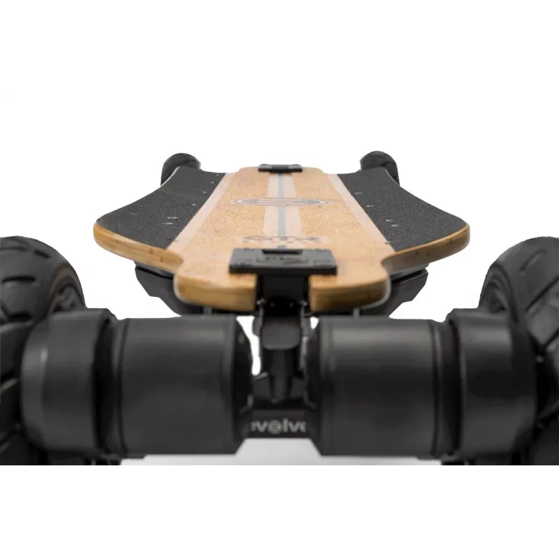 Skateboard électrique Evolve GTR 2 Bamboo tout-terrain offrant une vitesse maximale de 44 km/h et une puissance de 6000W