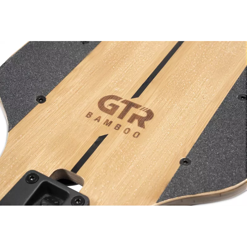 Skateboard électrique Evolve GTR 2 Bamboo tout-terrain offrant une vitesse maximale de 44 km/h et une puissance de 6000W