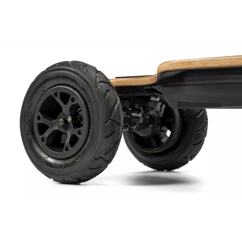 Skateboard électrique Evolve GTR 2 Bamboo tout-terrain offrant une vitesse maximale de 44 km/h et une puissance de 6000W