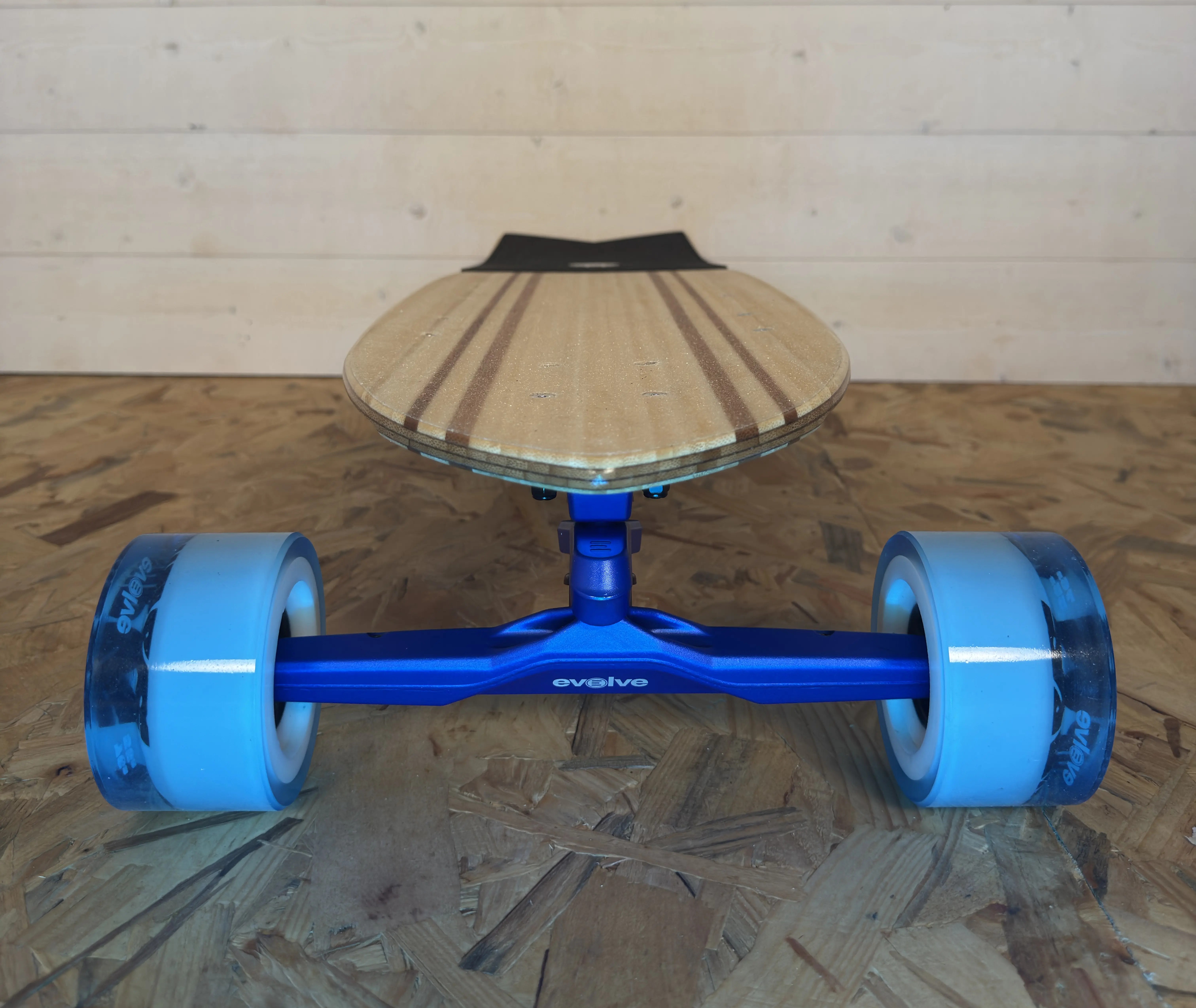 Entwicklung von Stoke x Electric Skateboard in Aktion, die eine Höchstgeschwindigkeit von 42 km / h bietet, und eine Leistung von 6000 W. für außergewöhnliche Leistungen