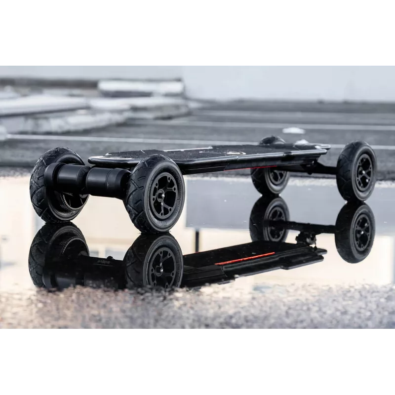 Evolve Diablo Carbon all-terrain elektrisch skateboard op nat oppervlak