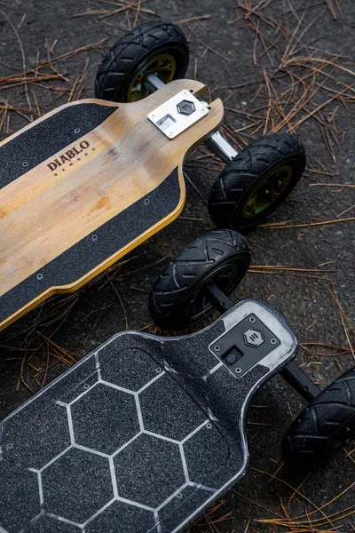 Deux e-skates de la gamme Diablo (Bamboo & Carbon) Deux e-skates de la gamme Diablo (Bamboo & Carbon)