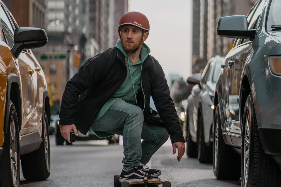 Rider en skate électrique Evolve dans la circulation urbaine