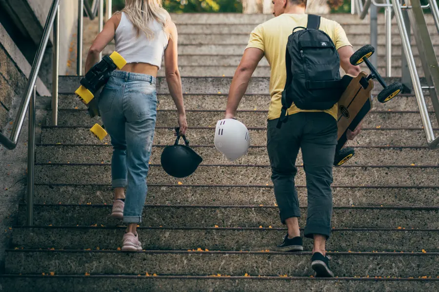 Couple de riders en skate électrique Evolve dans un parc urbain