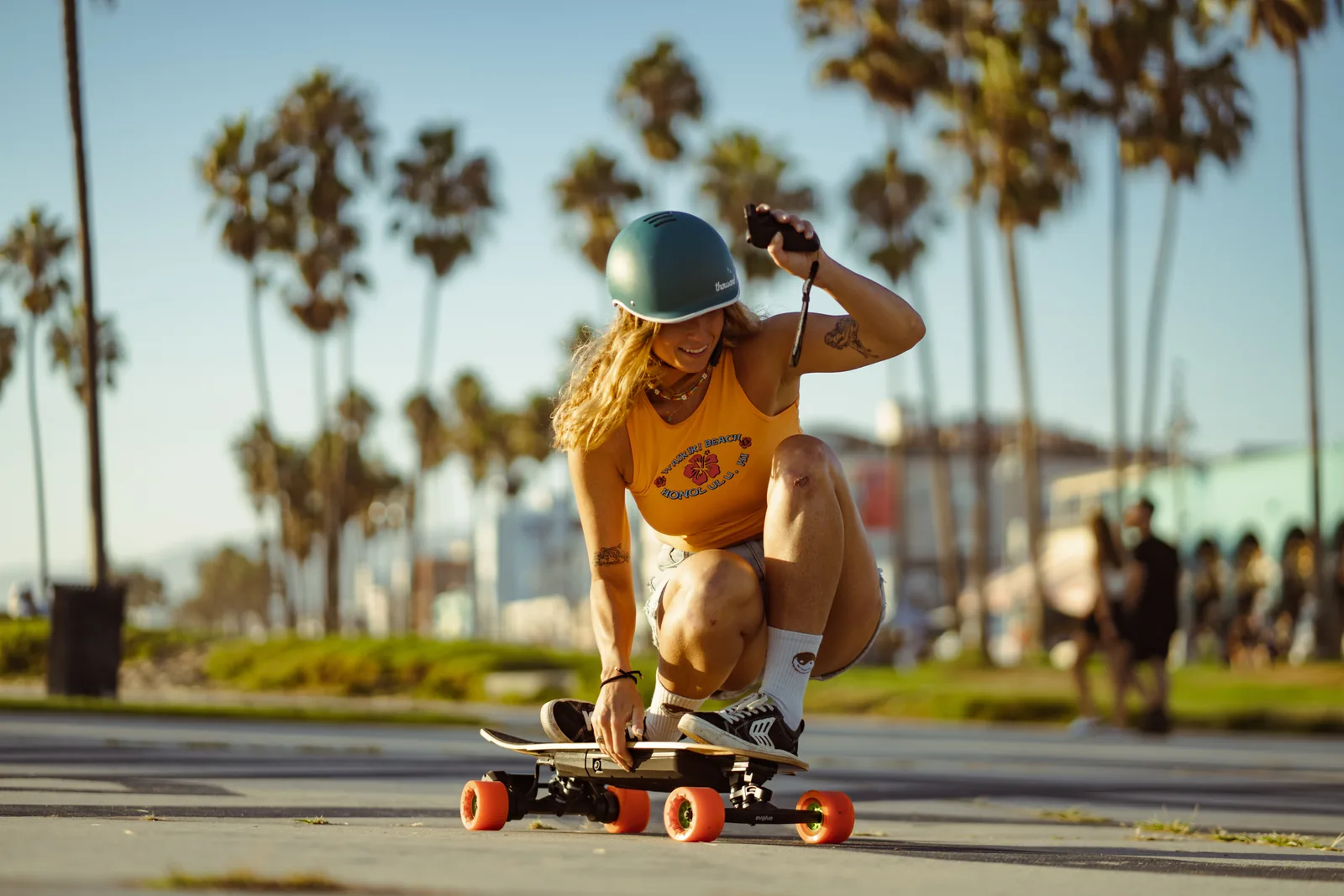 Experiencia Evolve Europe - riders y skateboards eléctricos frente al océano