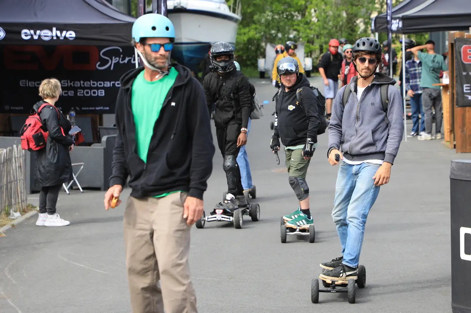 Riders en session devant le shop Evolve à Pornichet