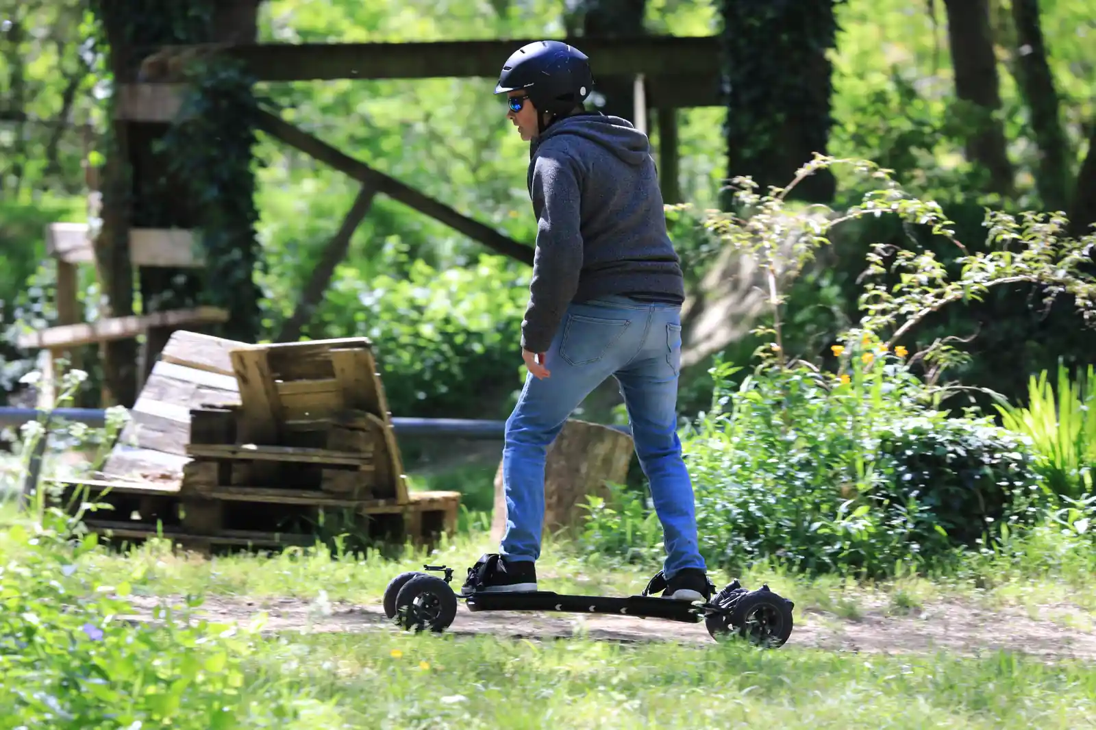 Rider Evolve en session sur sentier forestier en tout-terrain
