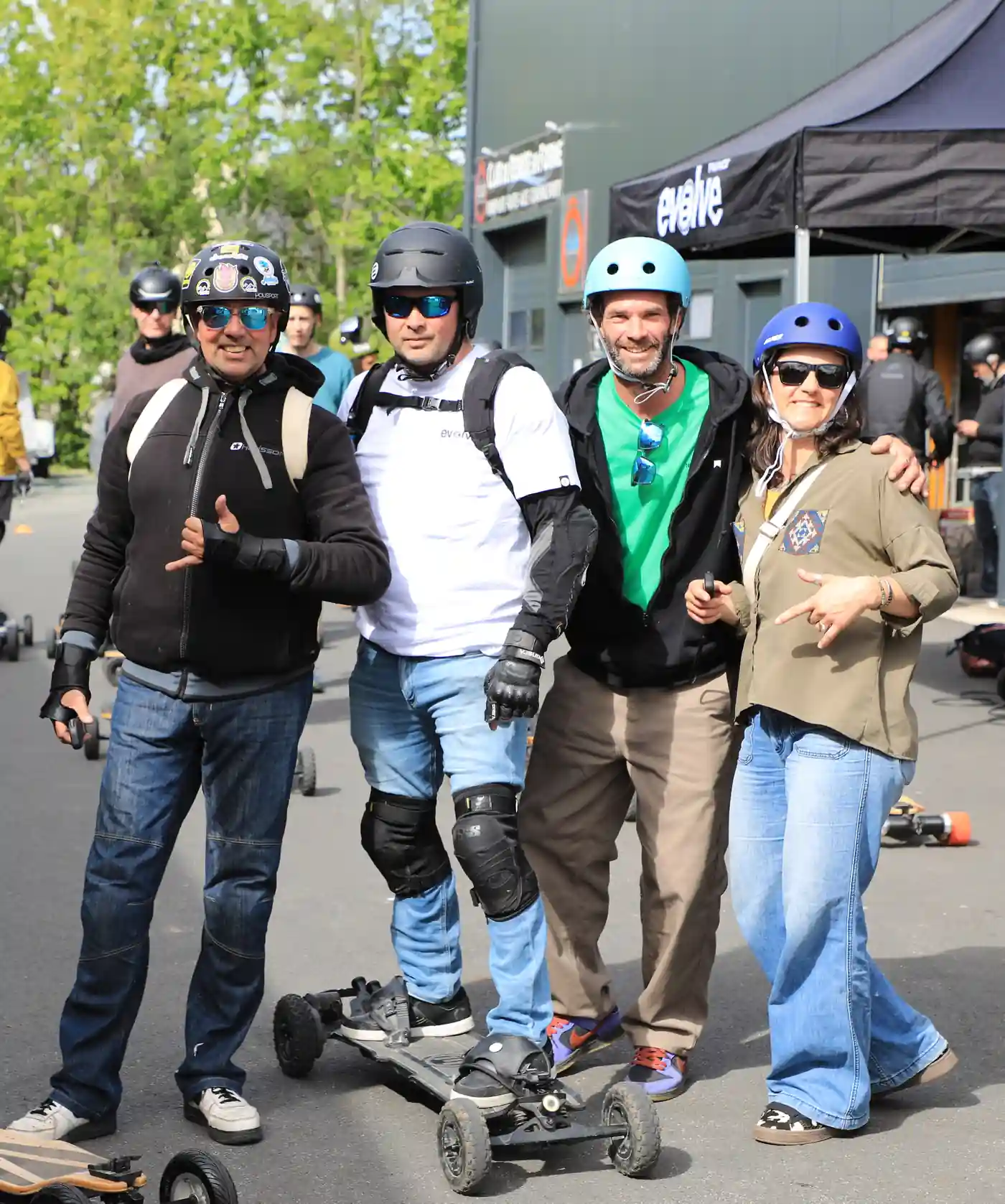 Riders shaka devant le shop Evolve à Pornichet