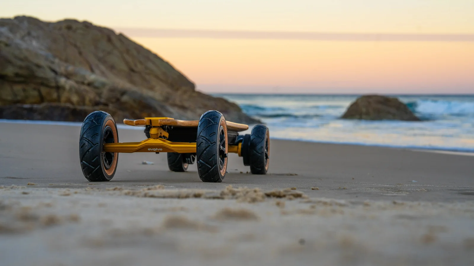 Fusion sur la plage au coucher de soleil