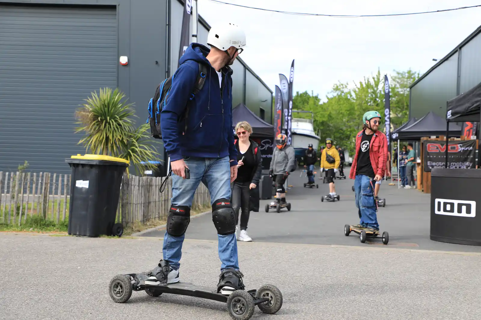Rider testant une board Evolve en session libre au shop Pornichet