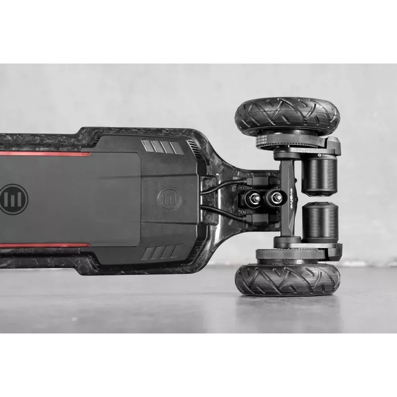 Trucks SuperCarve 2 et moteurs du Diablo Carbon tout-terrain