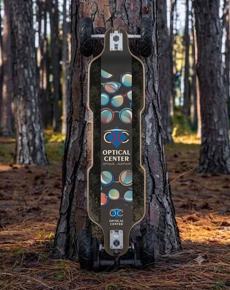 Skate elétrico Evolve com grip personalizado com as cores de uma empresa (exemplo Optical Center)